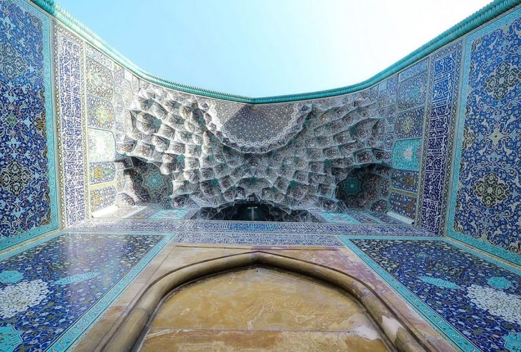 کاشی کاری آبی رنگ در معماری ایرانی